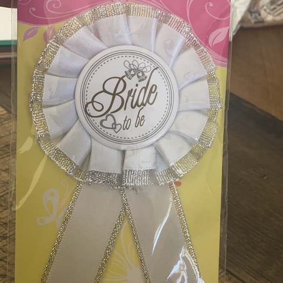 Bride To Be Ribbon Pin - Picture 3 of 3